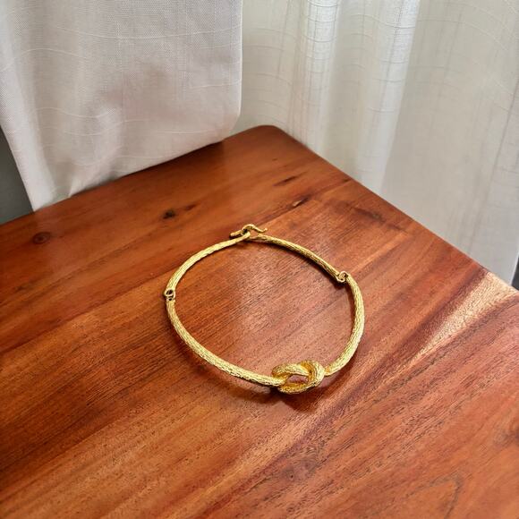 Beautiful Unsigned Vintage 1990's Gold Knot Statement Collar Necklace - Picture 8 of 11